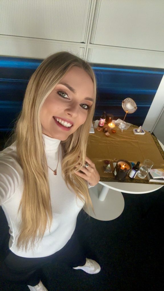Kartenlegerin Dominika bei einem exklusiven Event in Wien