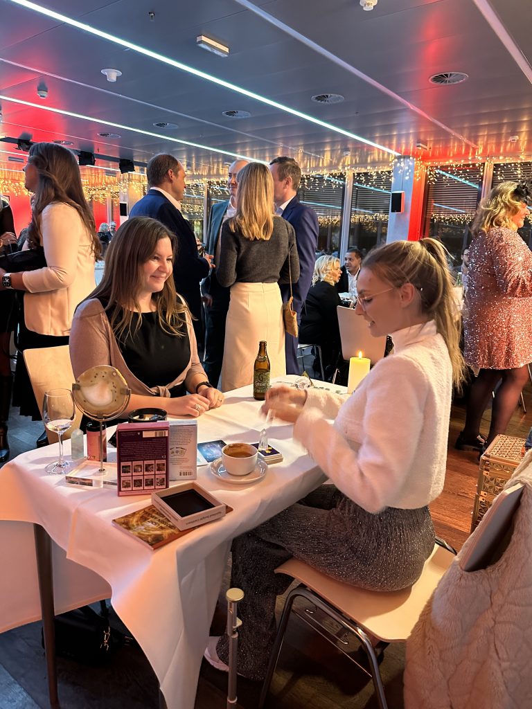 Stimmungsvolle Dekoration mit Kristallen und Kerzen bei einer Event-Kartenlegung